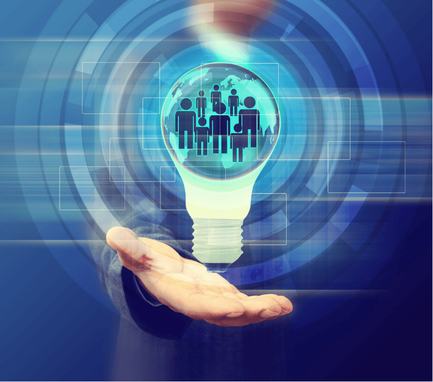 Geschäftsmann, der eine Glühbirne hält, mit Menschen im Hintergrund als Symbol für Change Management