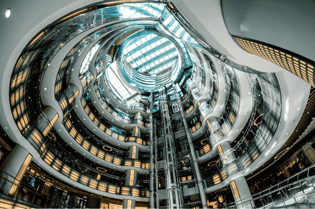 Futuristisches Bürogebäude von Innen mit vielen Stockwerken und Aufzügen